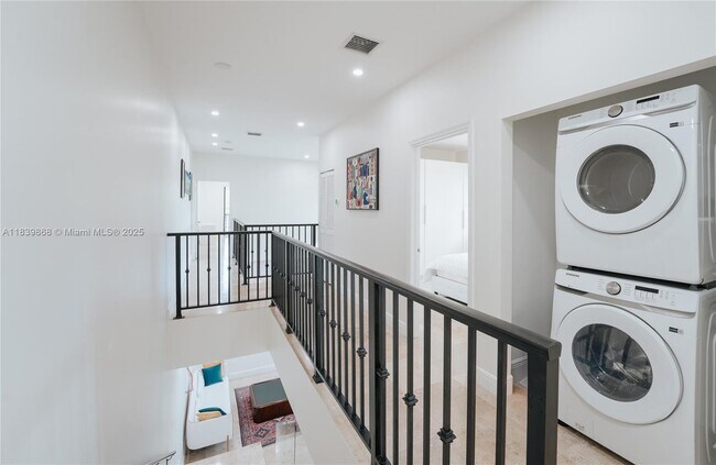 Building Photo - 2766 SW 33rd Ave