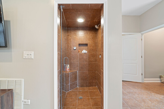 Building Photo - 2630 S Throop St
