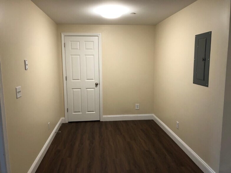 Building Photo - 65 Log St