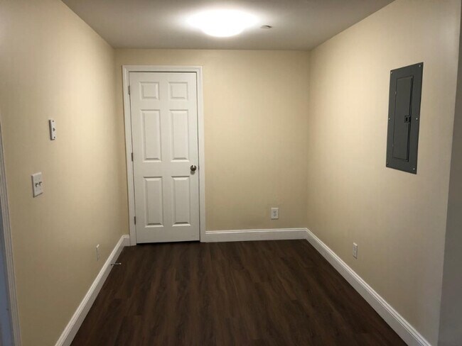 Building Photo - 65 Log St