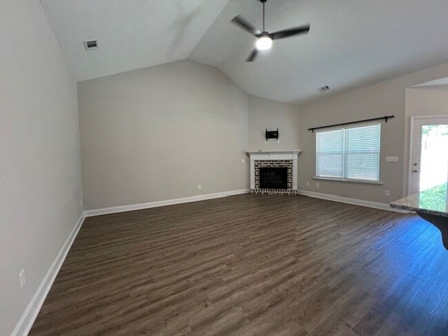 Building Photo - 4 Bedroom, 2 Bath Home in Elias Station