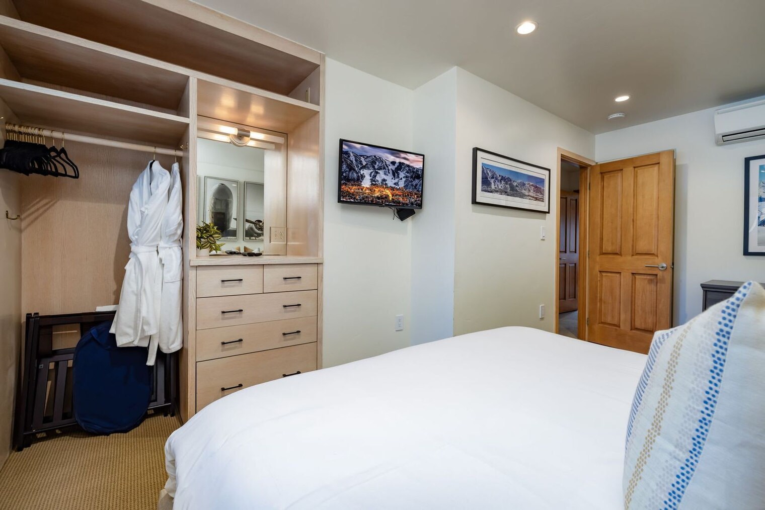 Building Photo - 835 E Durant Ave