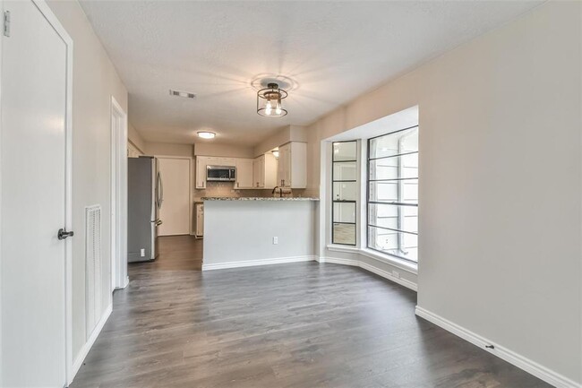 Building Photo - 7003 Huntbrook Dr