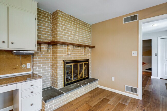 Building Photo - 1827 Larchmont Ln