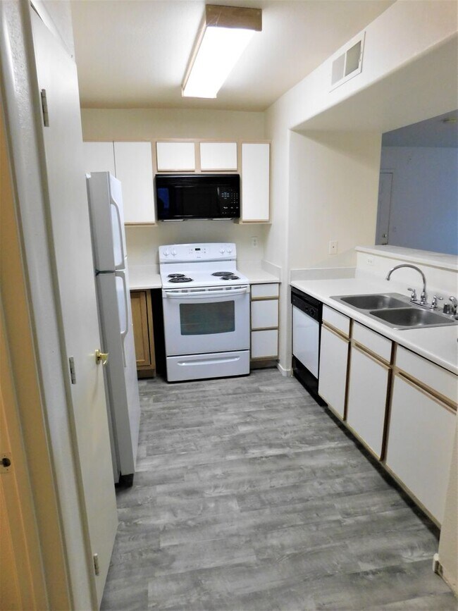 Building Photo - 2300 E Silverado Ranch Blvd