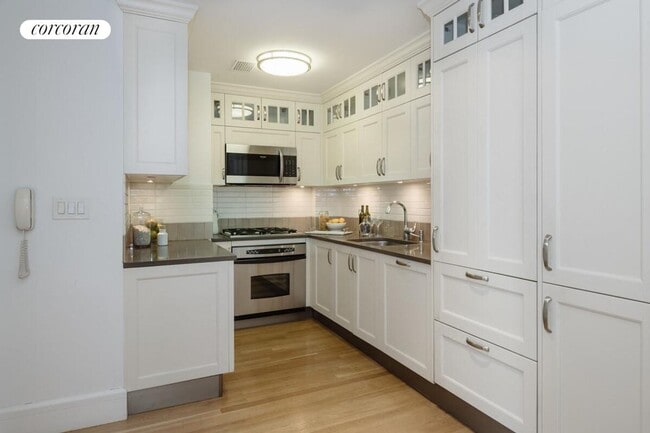 Building Photo - 27 W 72nd St