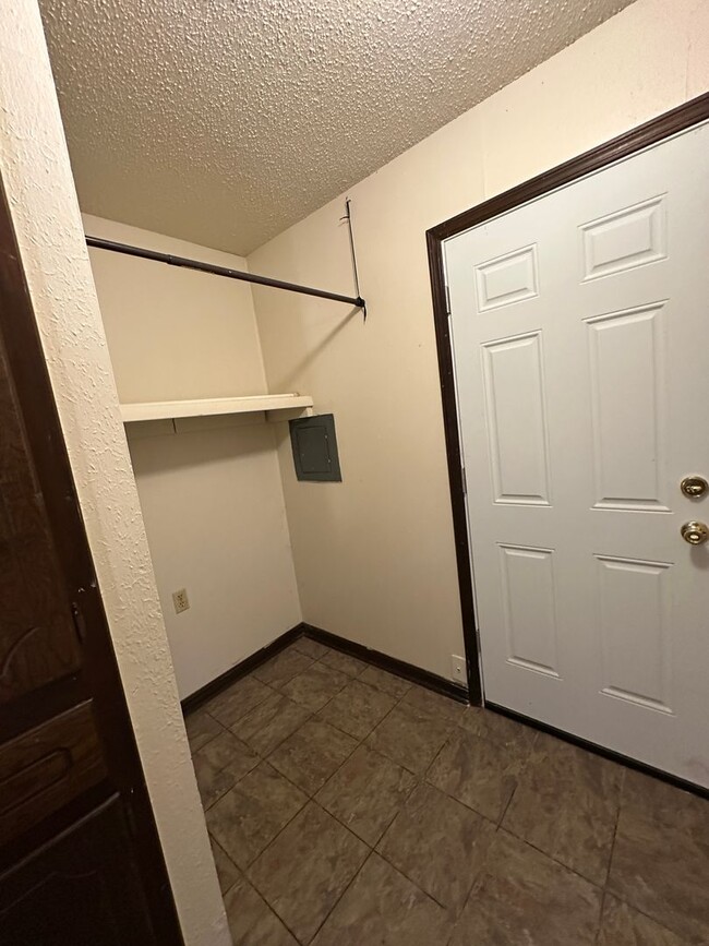 Building Photo - Beautiful duplex in Moore for rent!