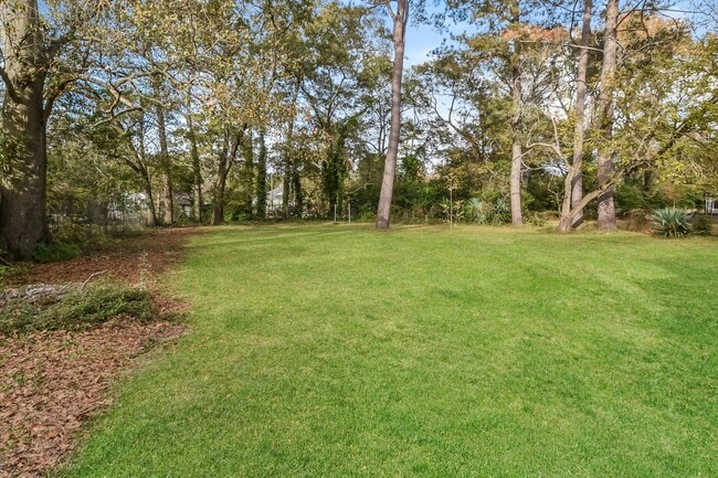 Building Photo - 2117 Roosevelt Dr