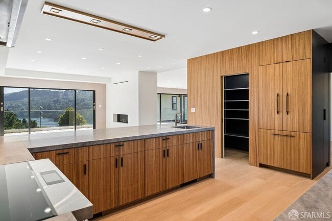 Building Photo - 1435 Lakeview Dr