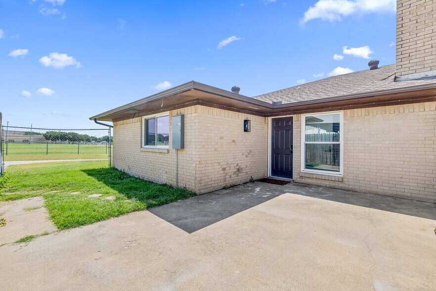 Building Photo - 1910 N Floyd Rd