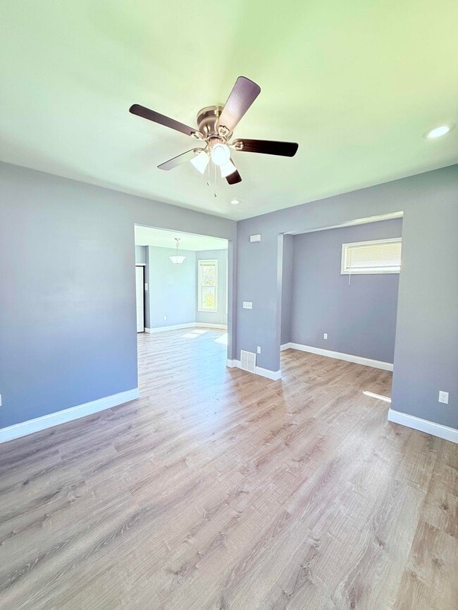Building Photo - 3 Bed, 1 Bath Home with Modern Amenities / Vouchers Accepted / Available Now!