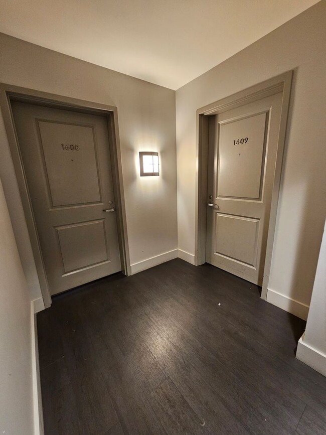 Building Photo - Downtown condo with roof top pool & concie...