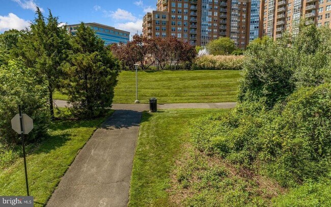 Building Photo - 11800 Sunset Hills Rd