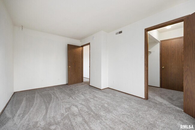 Building Photo - 1300 W Jeth Ct