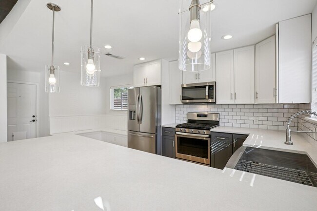 Building Photo - 7205 Twisted Oaks Dr