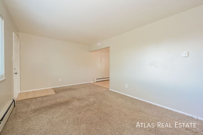 Building Photo - 2 bedroom 1 bath near light rail! Off Stre...