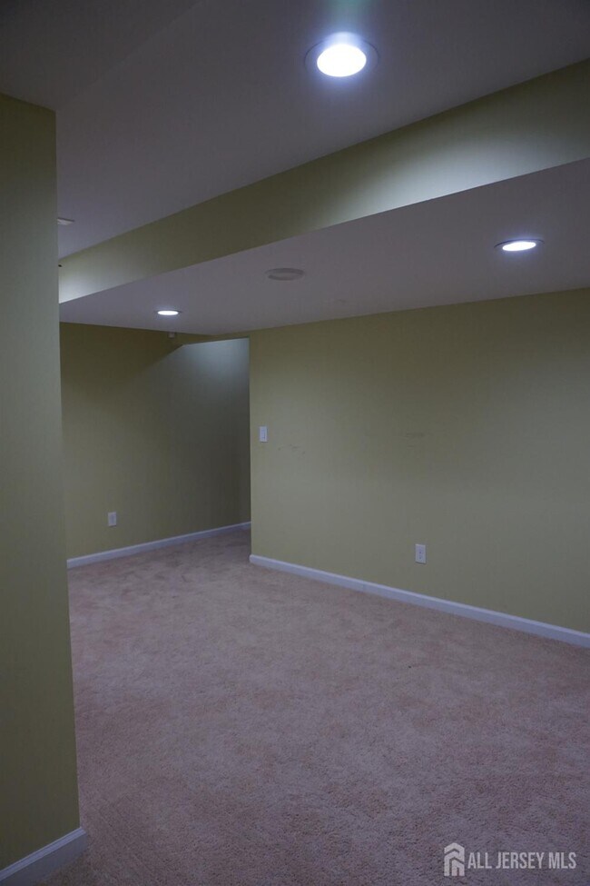 Building Photo - 160 Vasser Dr