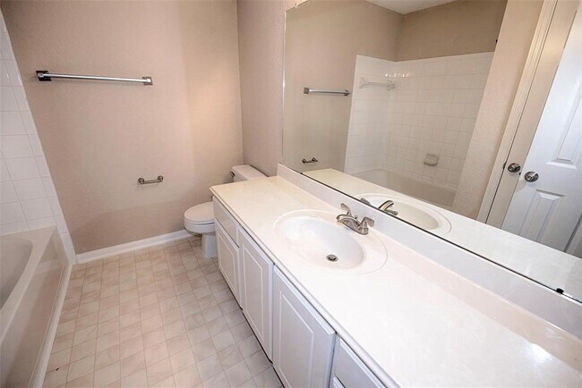 Building Photo - 10411 Village Lake Dr