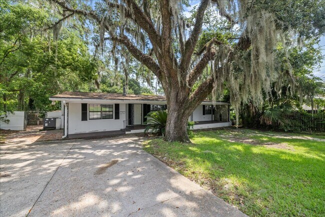 Building Photo - 103 S Chapel Dr
