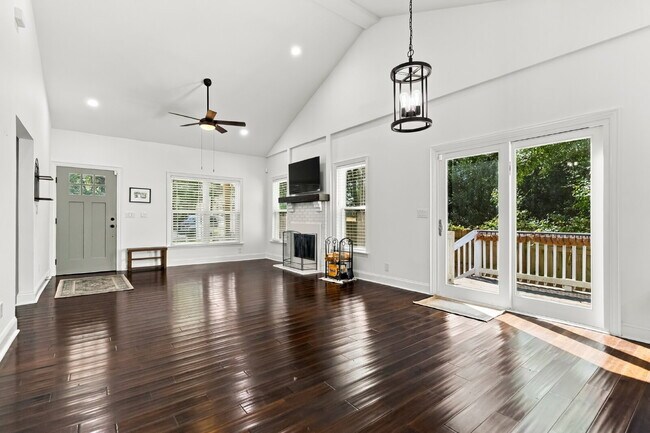 Building Photo - Updated Cottage 5 mins from Uptown Charlotte!