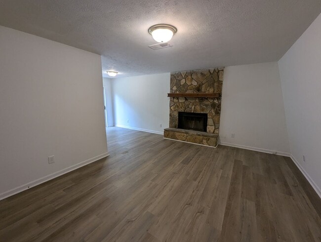 Building Photo - 560/562 Rustwood Dr