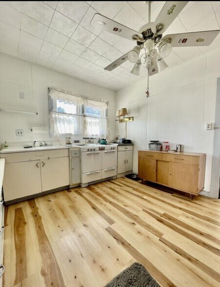 Building Photo - 806 E Loomis St