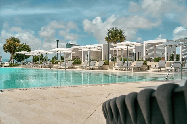 Building Photo - 300 Biscayne Blvd