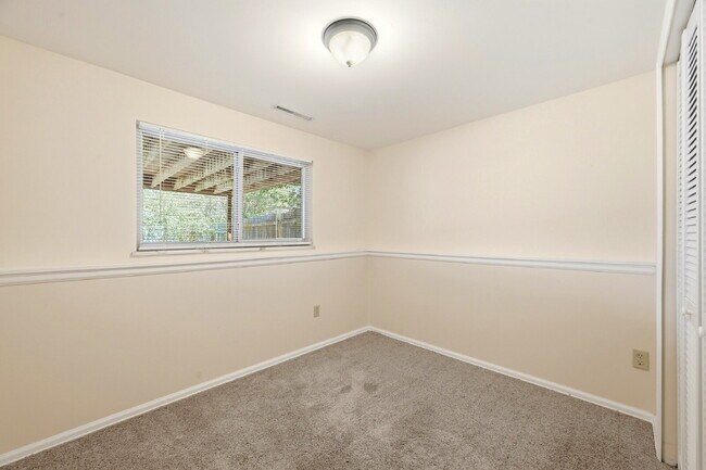 Building Photo - $1,995.95 4-bed, 1.5 bath, located in Colorado Springs with a large back yard