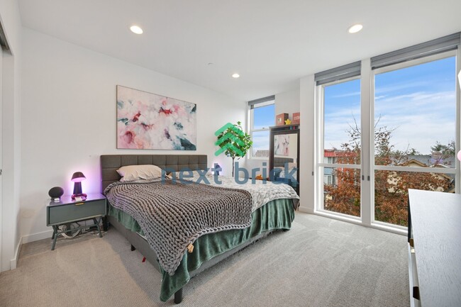 Building Photo - Charming 2-Bedroom Townhouse with 2.5 Baths and Spacious 1,510 Sq Ft in Seattle's Vibrant Neighbo...