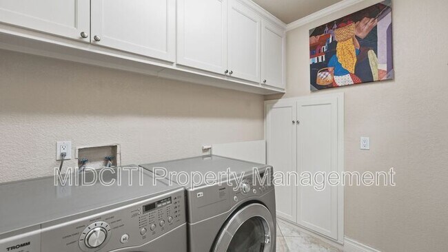 Building Photo - 156 Trelawney St