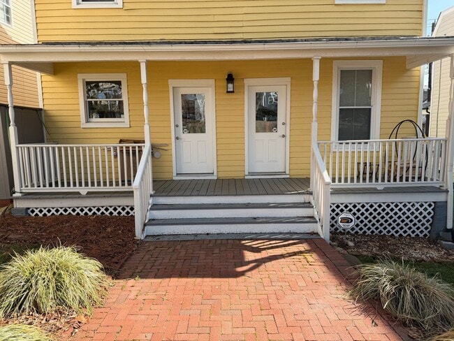 Building Photo - Beautifully Renovated Swansboro Home