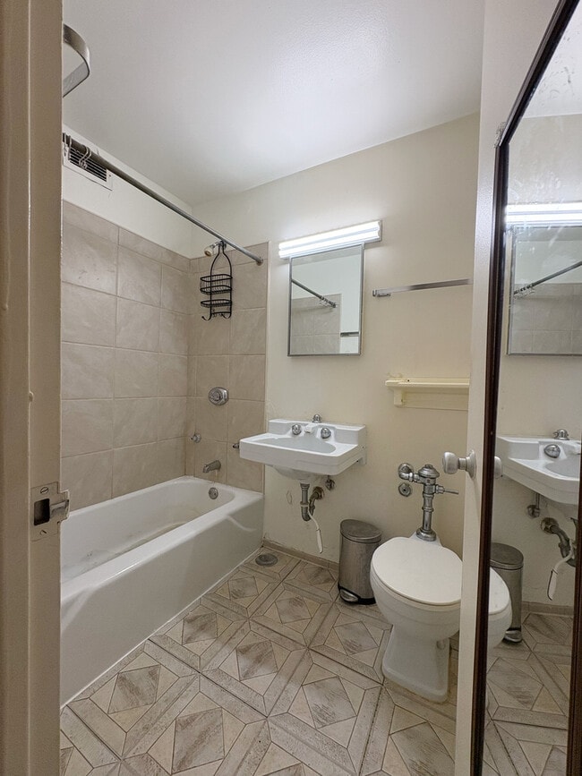 Building Photo - 1450 E 55th Pl