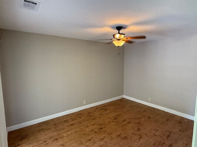Building Photo - Massive 4-Bedroom home in Quiet Green Vall...