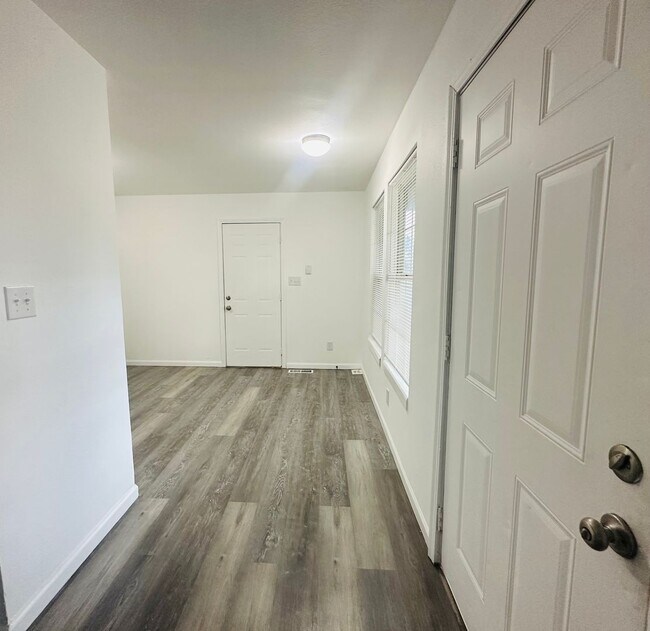 Building Photo - 746 Edgemont Ave