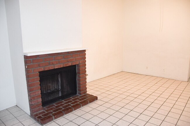 Building Photo - Cypress (125-127) South