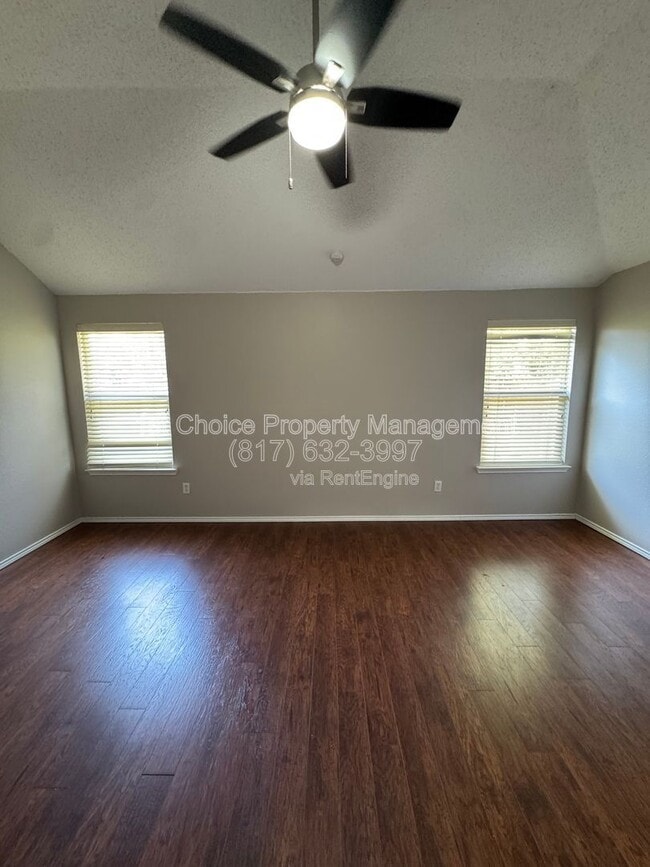 Building Photo - 304 E Clover Park Dr