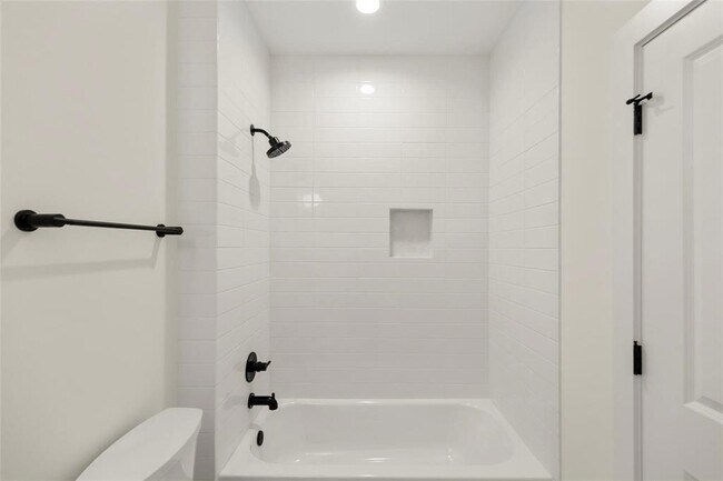Building Photo - 1038 W 31st St