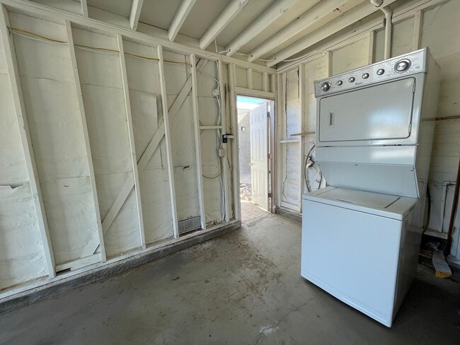 Building Photo - 837 N Calle De Pinos