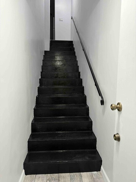 Private entrance from ground floor - 903 New Depot St