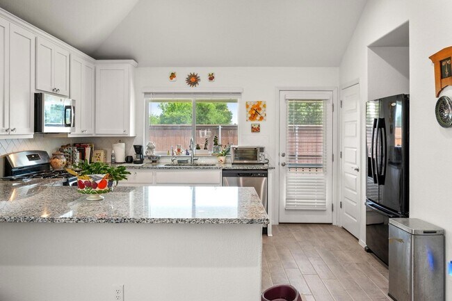 Building Photo - 128 Riverhill Dr