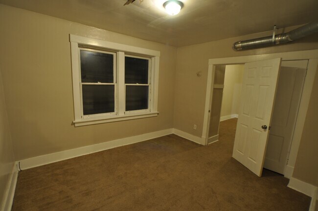 Building Photo - Updated Apartment in the Heart of Beaver F...