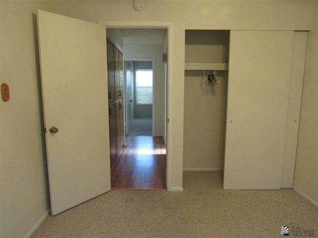 Building Photo - Central townhome with 3 bedrooms and 2 bat...