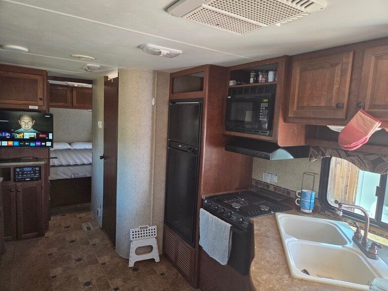 Building Photo - 19188 Glendale Ave