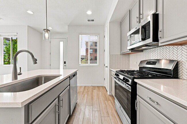 Building Photo - $2,495.95 - 3 Bed, 2.5 Bath Townhome in Aurora with Central AC and In Unit Laundry!