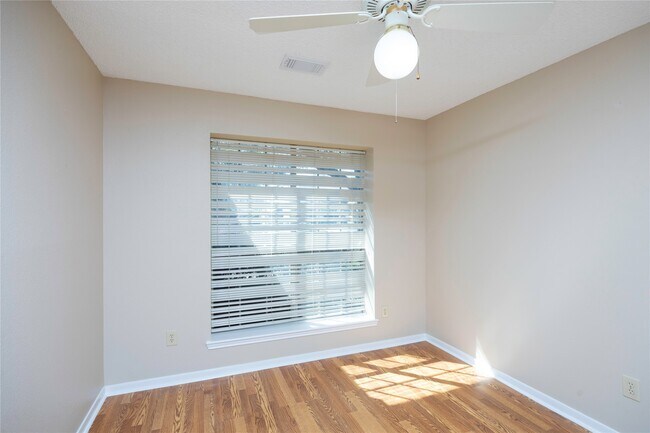 Building Photo - 811 Sierra Lake Dr