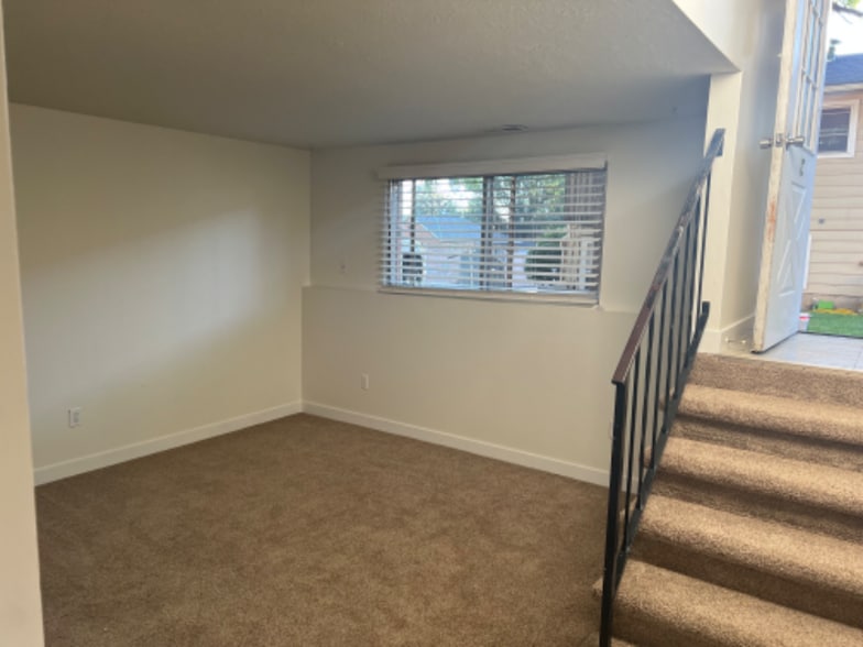 Building Photo - 111 Center St