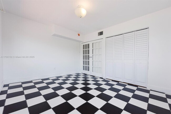 Building Photo - 2250 Bay Dr