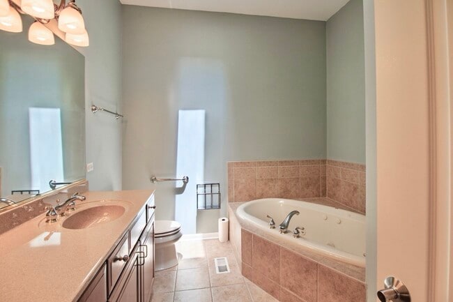 Building Photo - 24813 Ironwood Ct