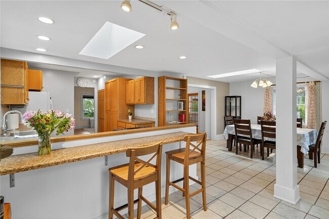 Building Photo - 204 Roat St