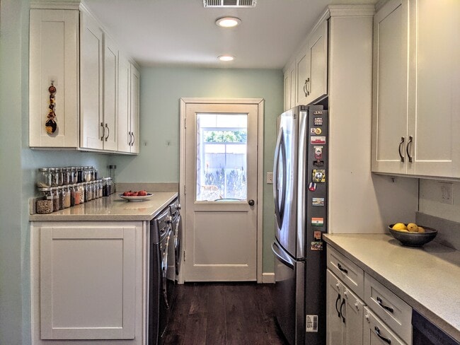 Building Photo - 6532 Gross Ave